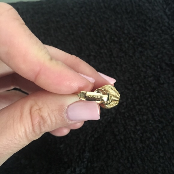 Gold vintage earrings with matching pin . - Picture 4 of 5